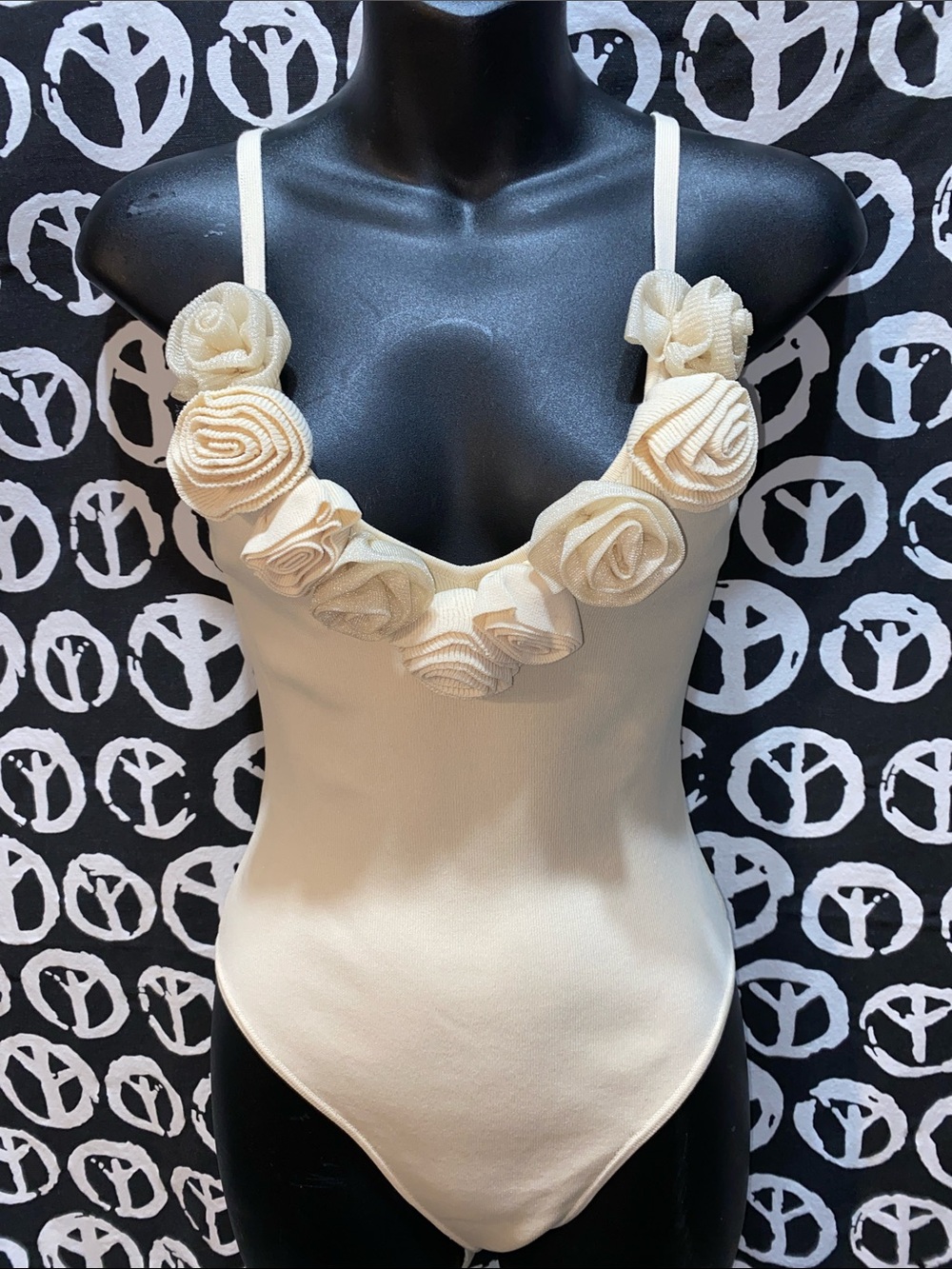 JOIE CREAM BODYSUIT W/PETAL DECOR SZ M